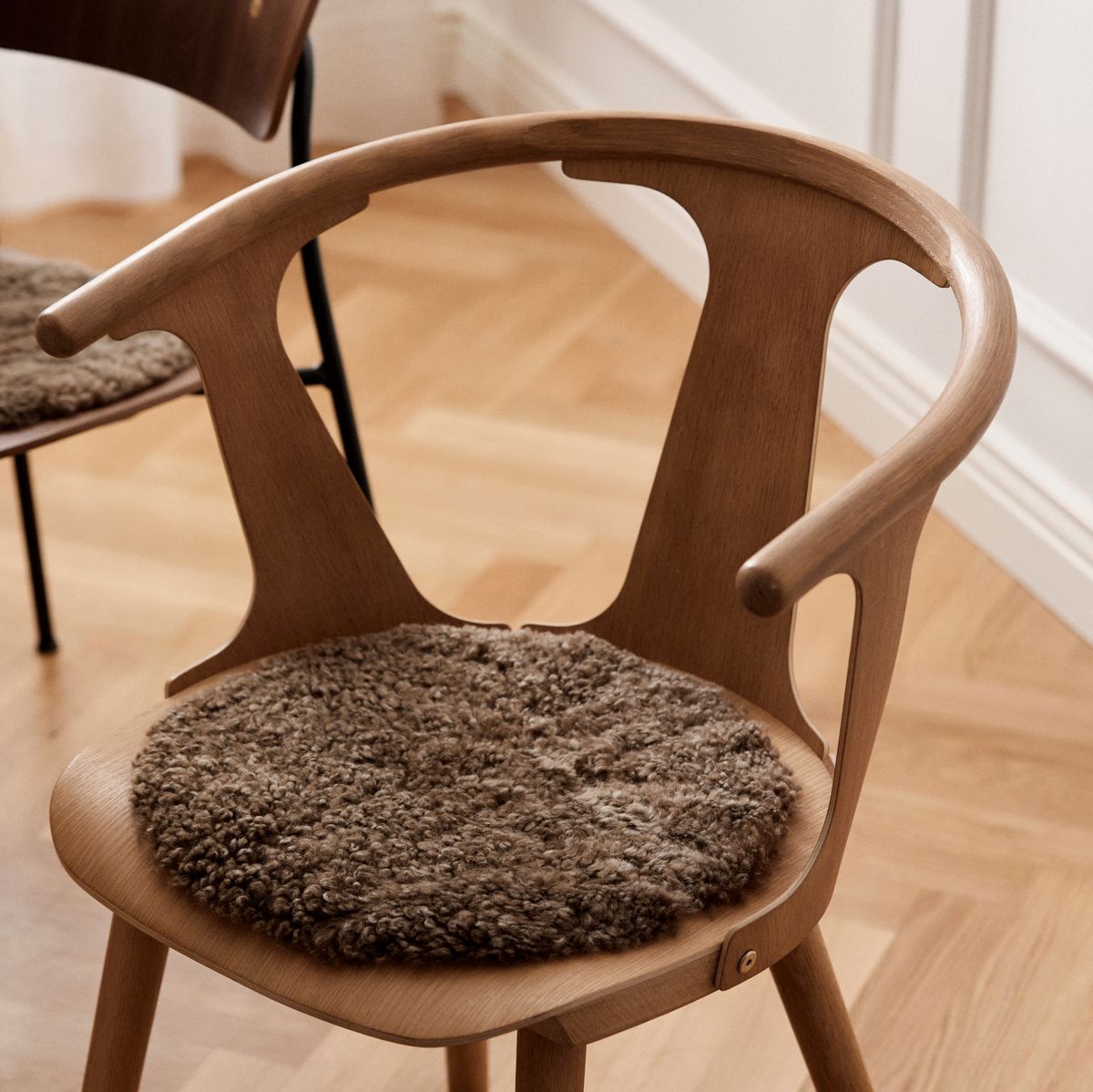 Premium Short Wool Curly Sheepskin Seat Cover | Ø38 cm Anthracite