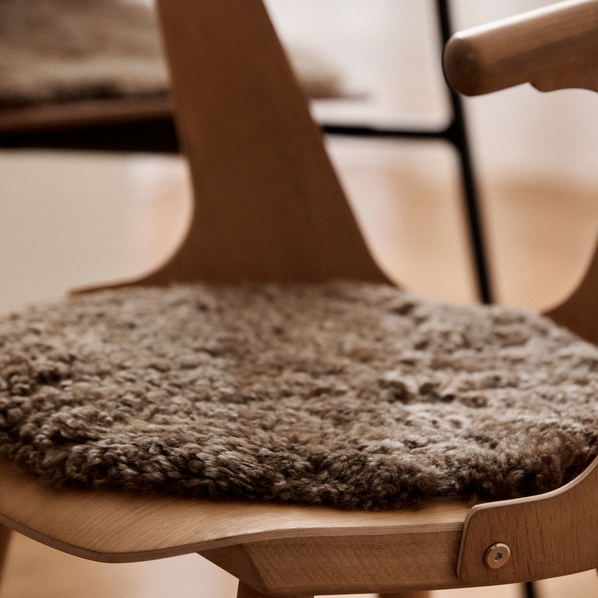 Premium Short Wool Curly Sheepskin Seat Cover | Ø38 cm Anthracite