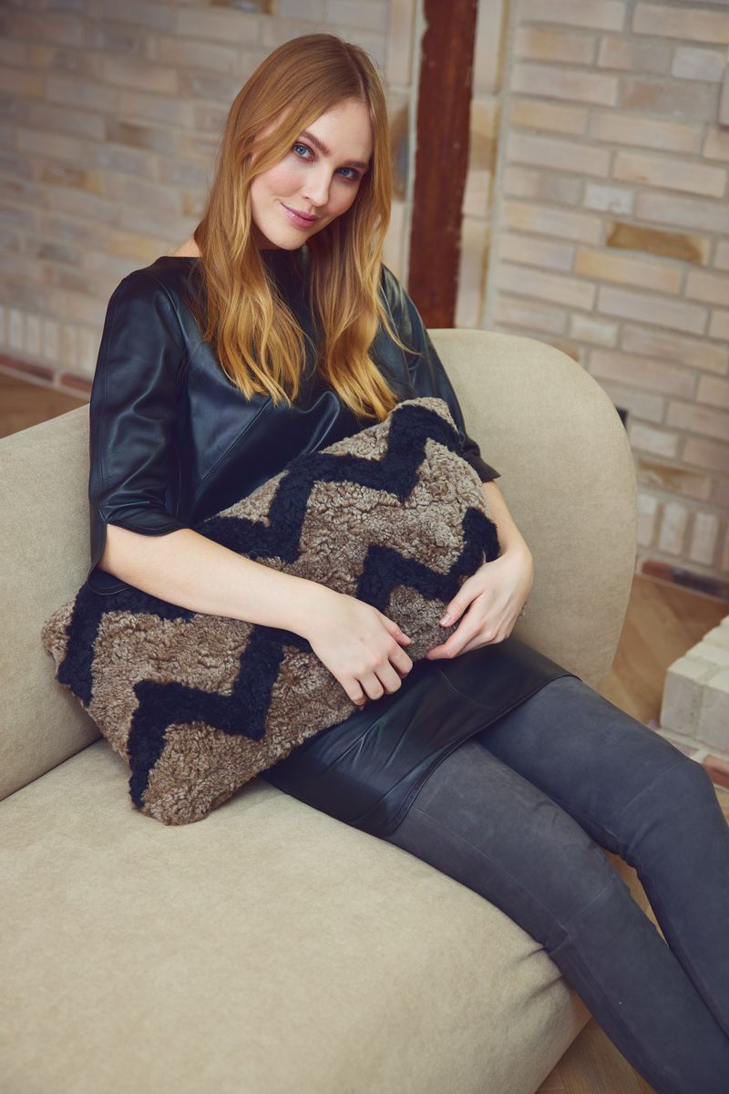 Short-Wool Sheepskin Cushion | Doublesided | 30x60 cm Taupe/Black