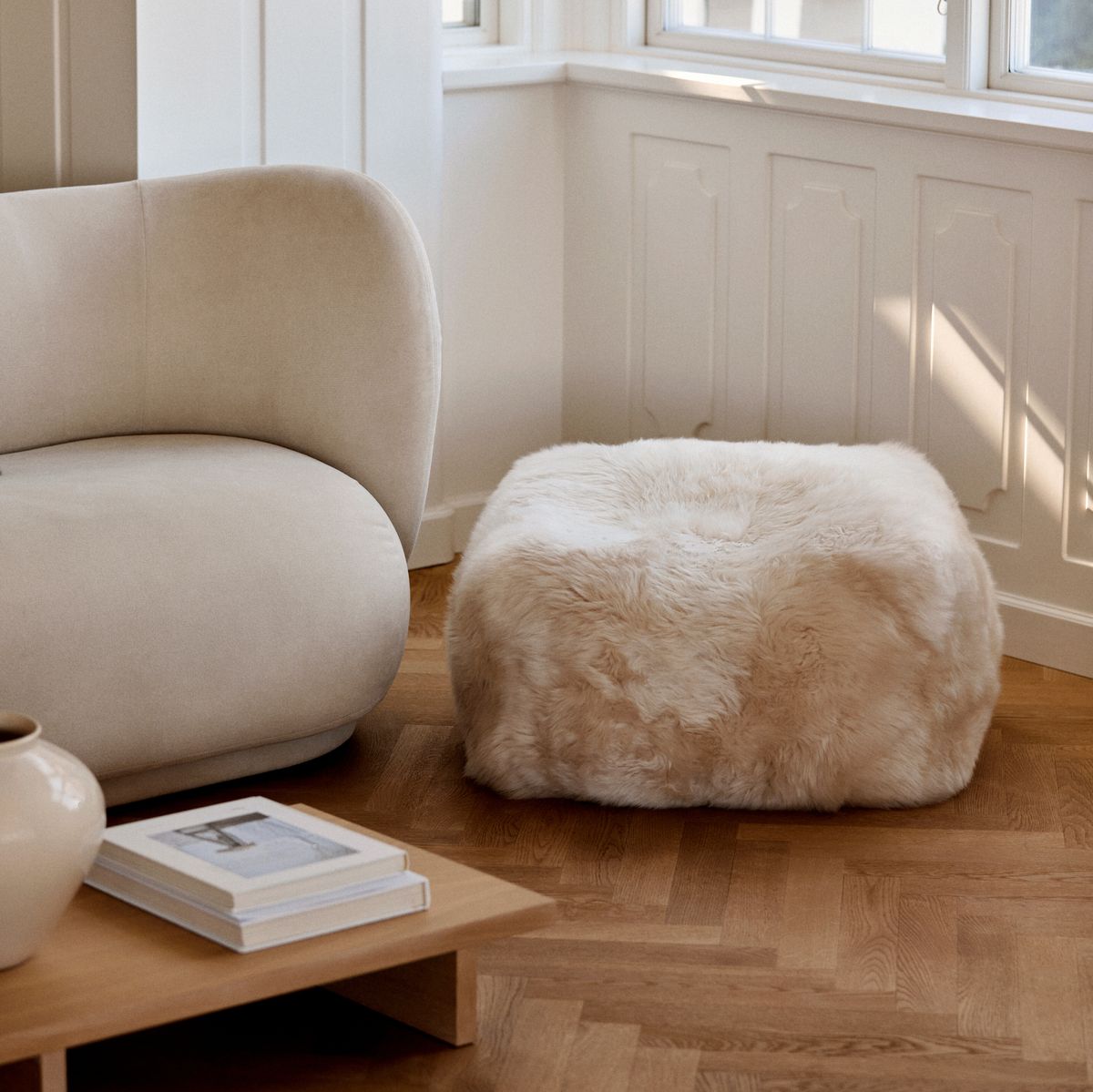 Long Wool Sheepskin Pouf Black