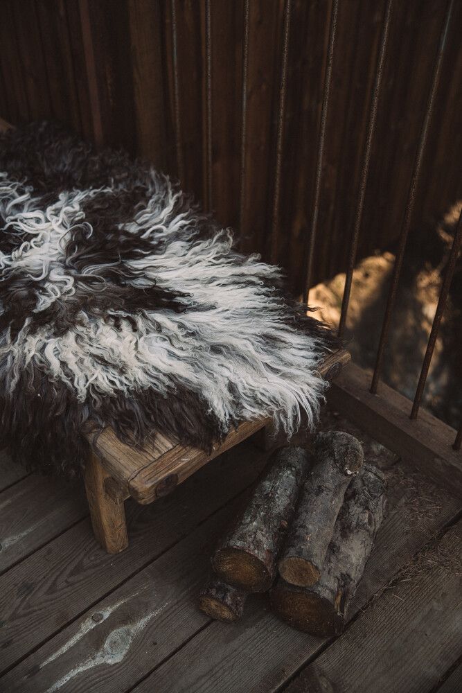 Curly Sheepskin | Austria | Natural Colors | 90 cm Blacky