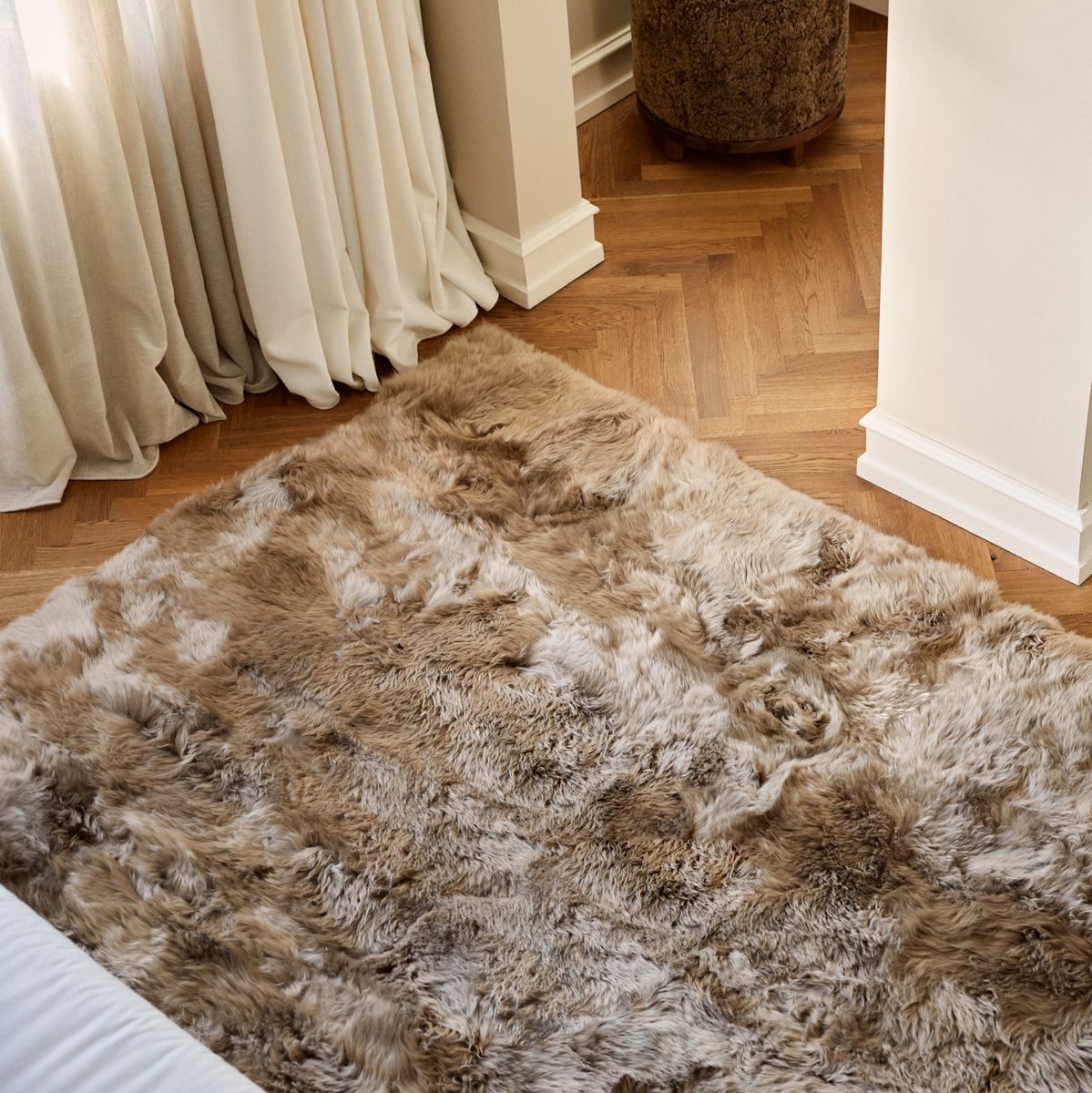 Long Wool Sheepskin Design Rug Black