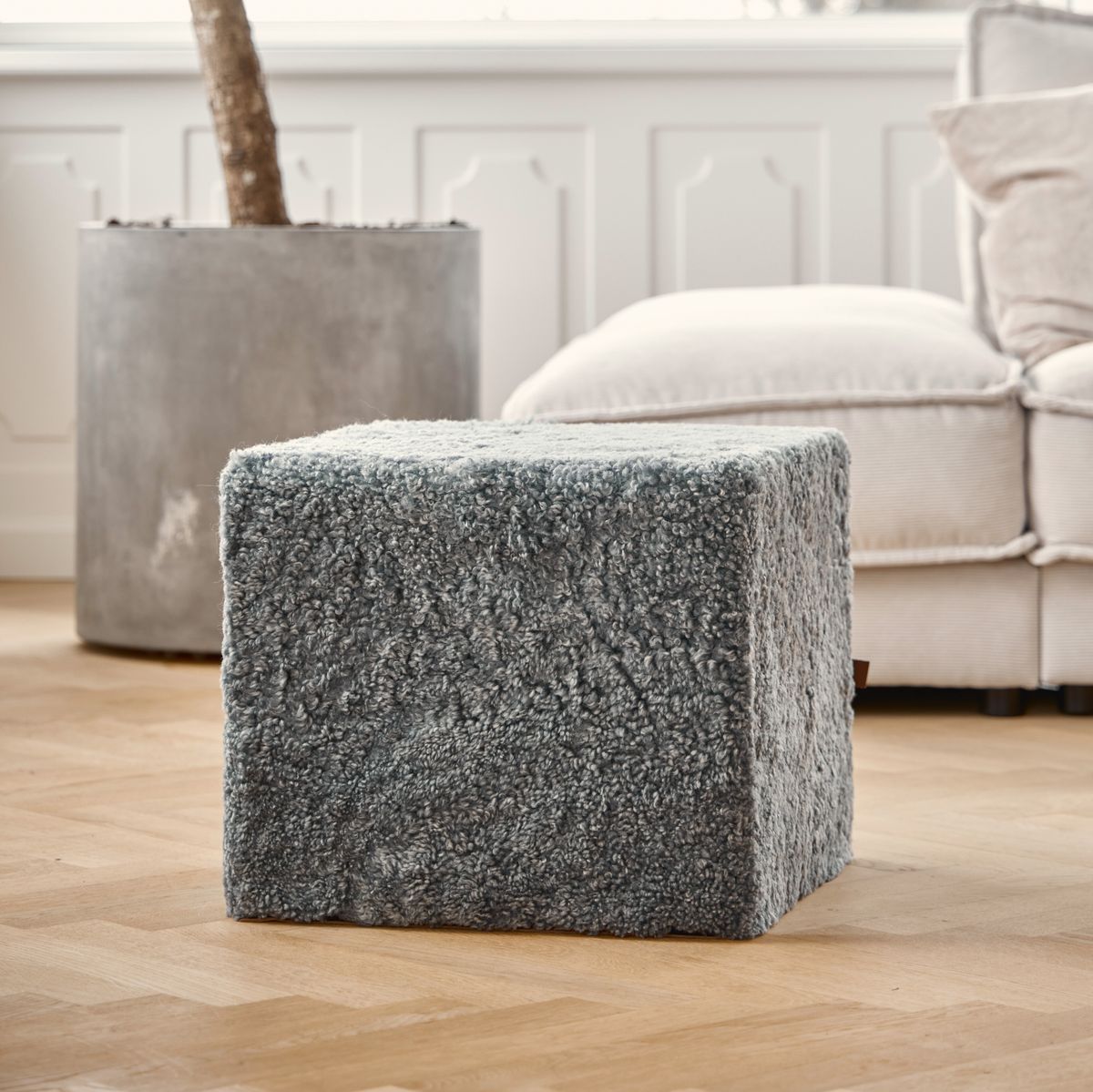 Short Wool Curly Sheepskin Pouf Anthracite