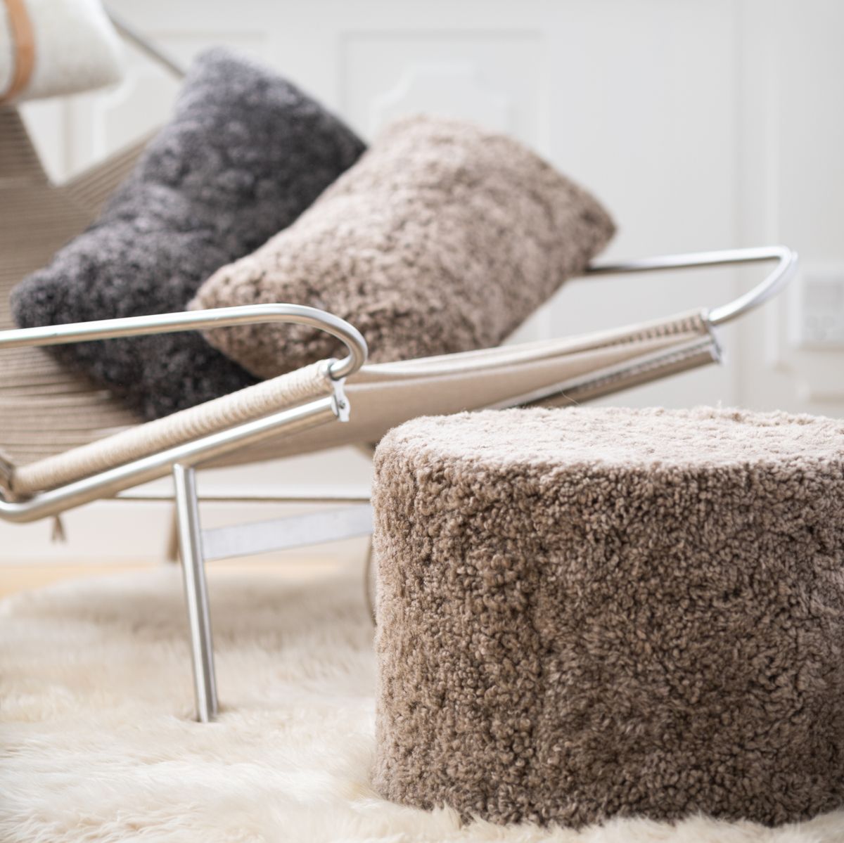 Short Wool Curly Sheepskin Pouf Anthracite