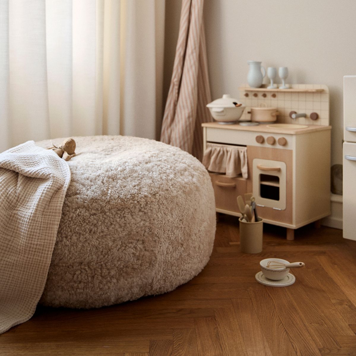 Round Sheepskin Bean Bag | Short Wool | Medium | Large Anthracite
