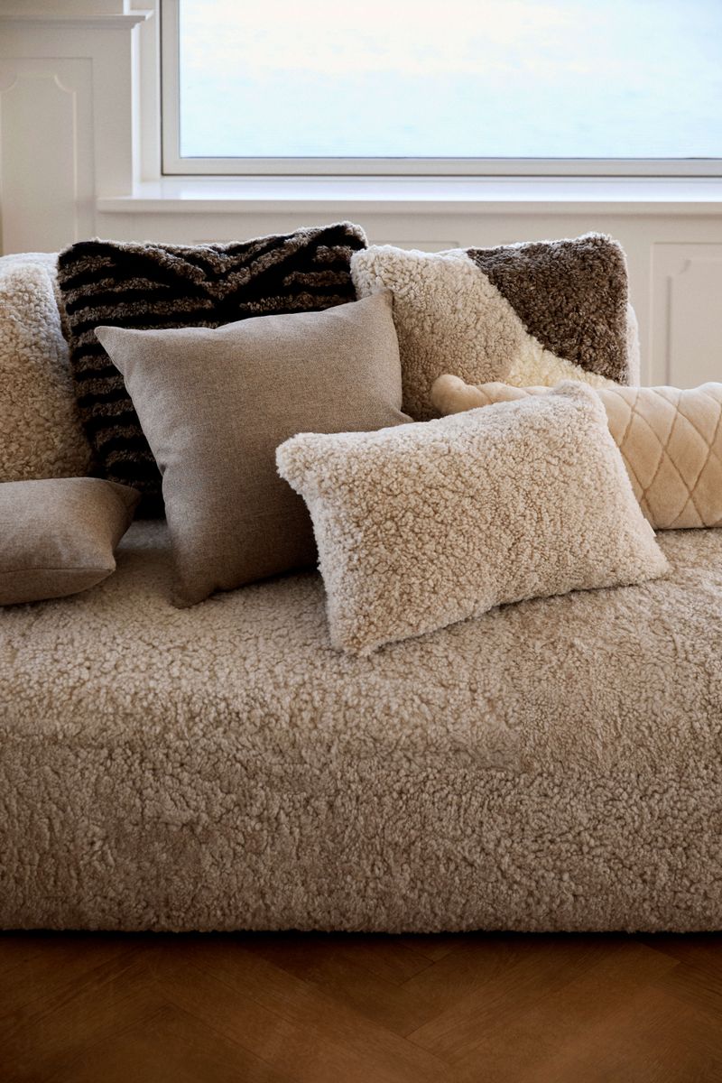 Short Wool Sheepskin Cushion | Doublesided | 50x50 cm Taupe/Black