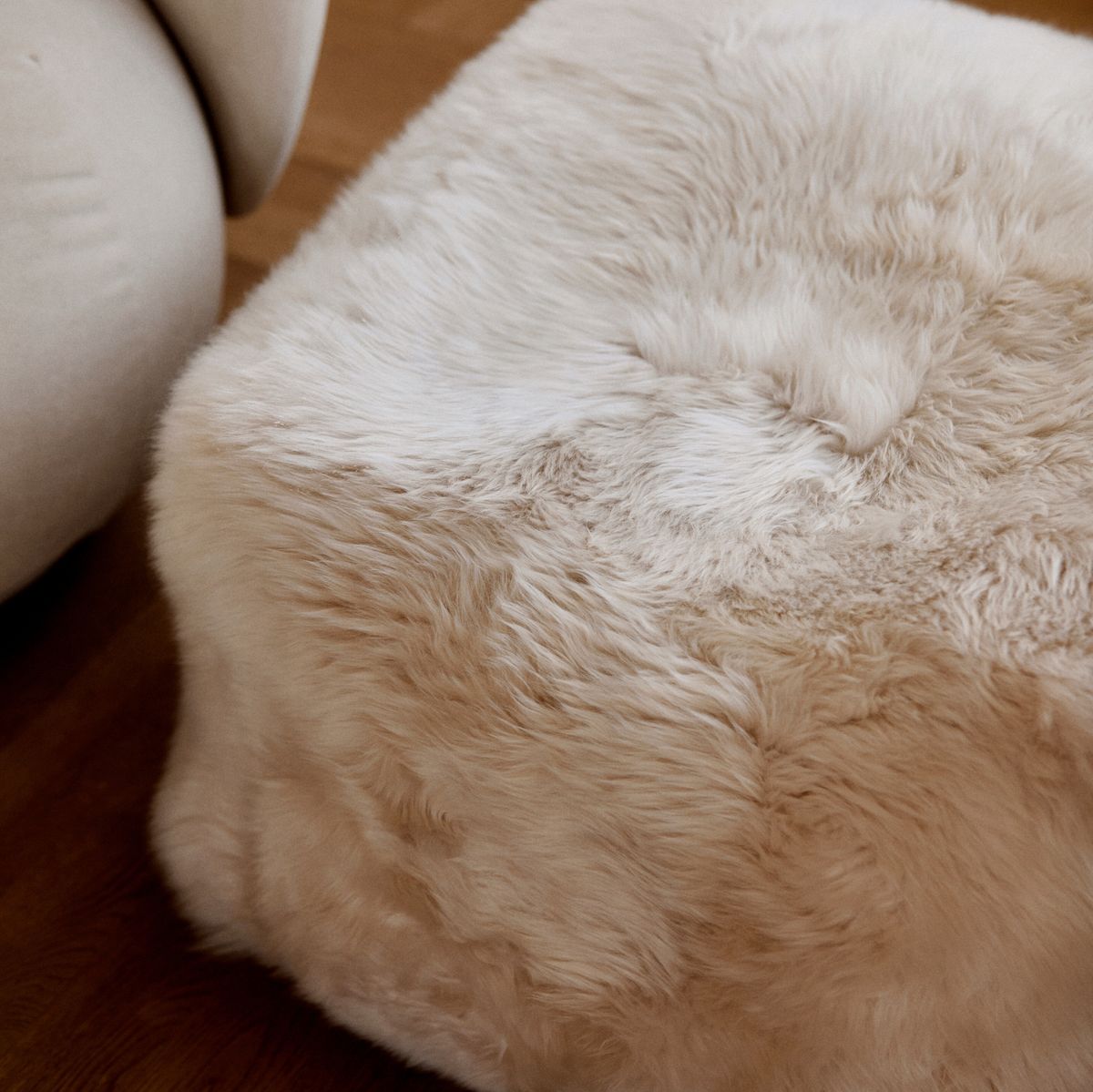 Long Wool Sheepskin Pouf Black