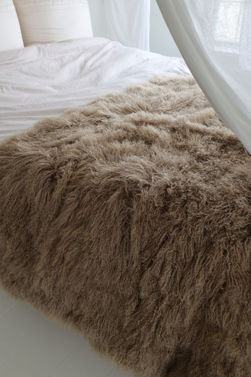 Throw of Curly Sheepskin | 140x180 cm Arctic Sunrise