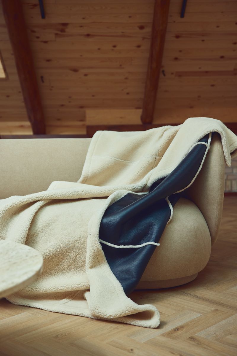 Addison Throw | Double Face Sheepskin | Short Wool Black/White