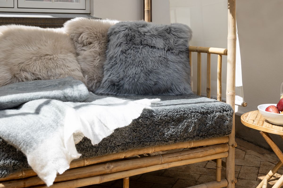 Long-Wool Sheepskin Cushion | 35x35 cm Linen