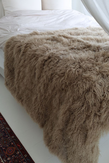 Throw of Curly Sheepskin | 140x180 cm Arctic Sunrise