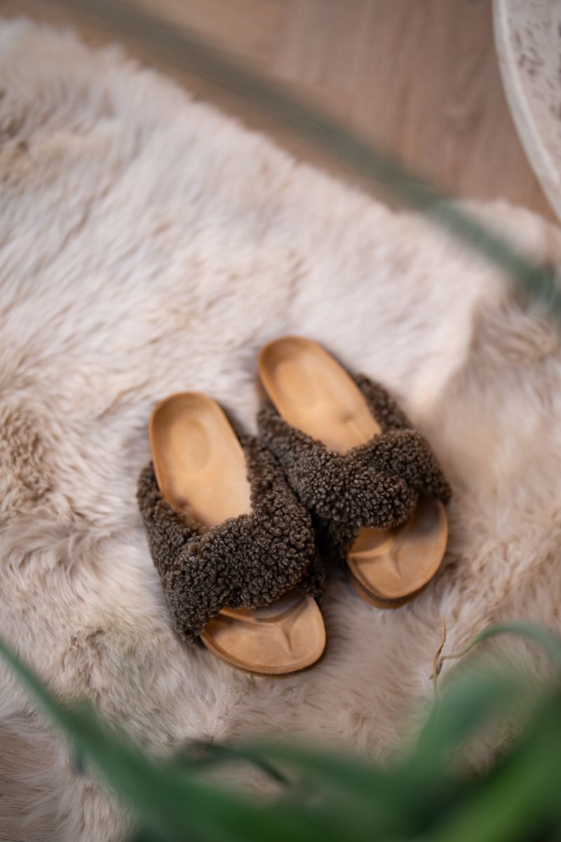 Lilly Cross Slipper Taupe