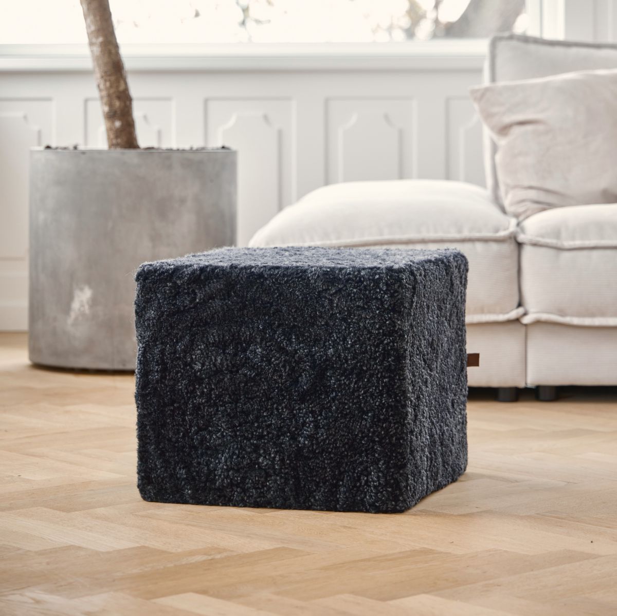 Short Wool Curly Sheepskin Pouf Anthracite